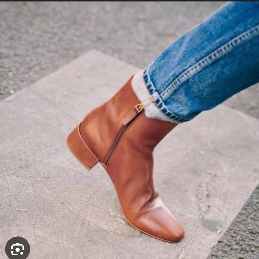 RARE — NEVER WORN Sézane Low Léa Bottines in cognac brown
